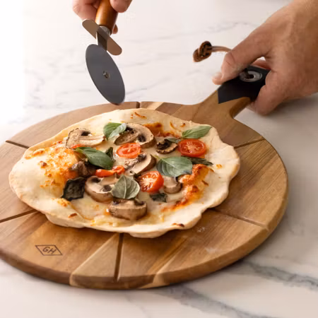 Pizzabricka i akaciaträ med pizzaskärare | Gentlemen's Hardware