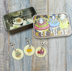 SHEEP IN SWEATERS CROCHET STITCH MARKERS IN A POCKET TIN (MARKÖRER+ASK)