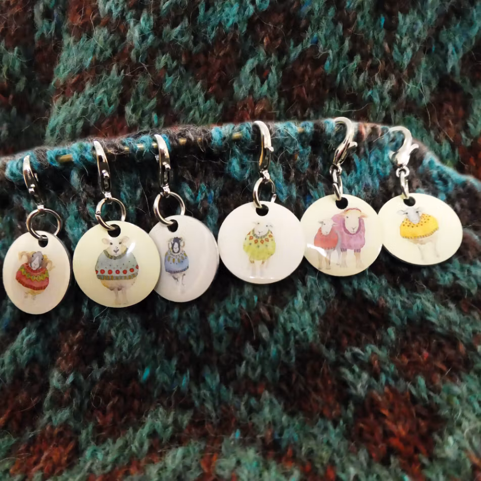 SHEEP IN SWEATERS CROCHET STITCH MARKERS IN A POCKET TIN (MARKÖRER+ASK)