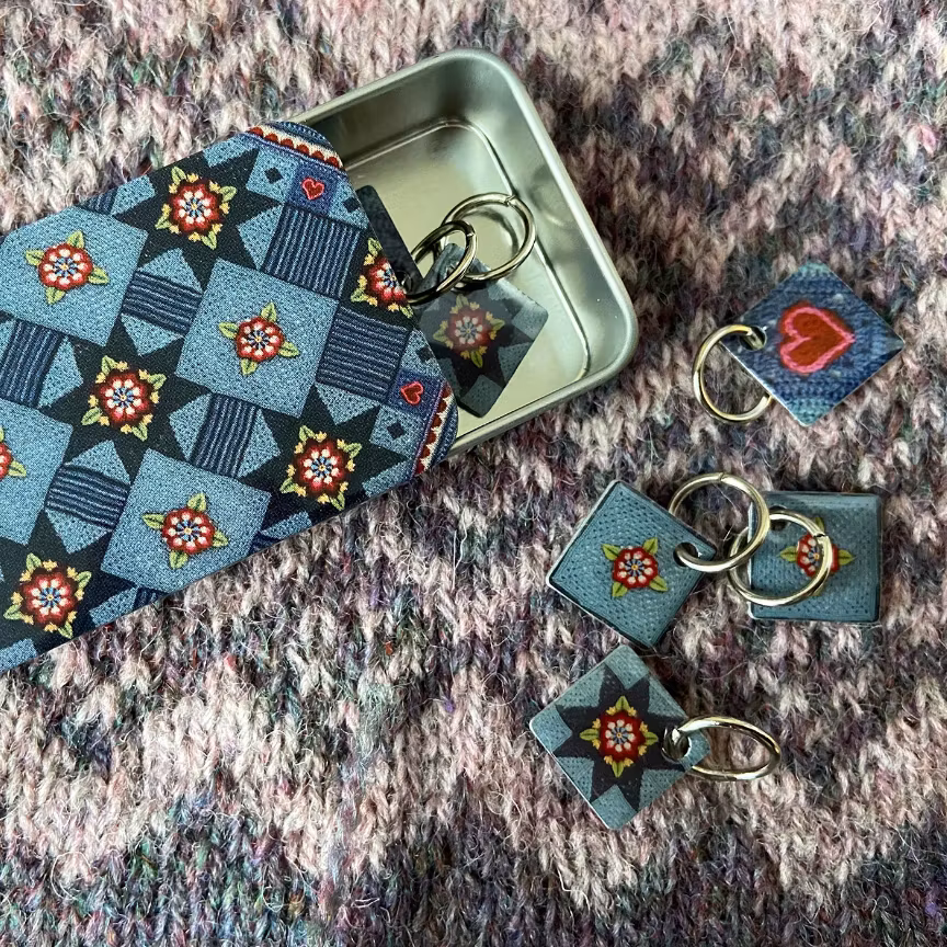 INDIGO DREAMS STITCH MARKERS IN A TIN (MARKÖRER+ASK)