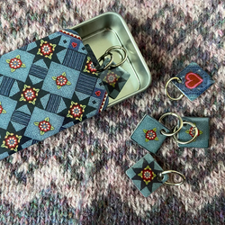 INDIGO DREAMS STITCH MARKERS IN A TIN (MARKÖRER+ASK)