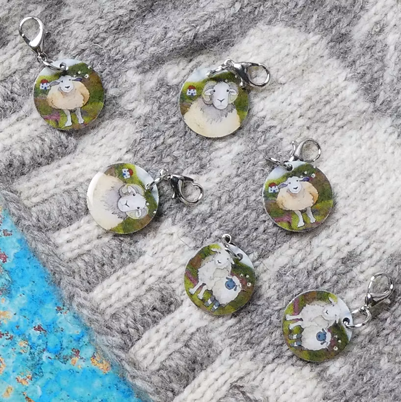 FELTED SHEEP CROCHET STITCH MARKERS IN A POCKET TIN (MARKÖRER+ASK)