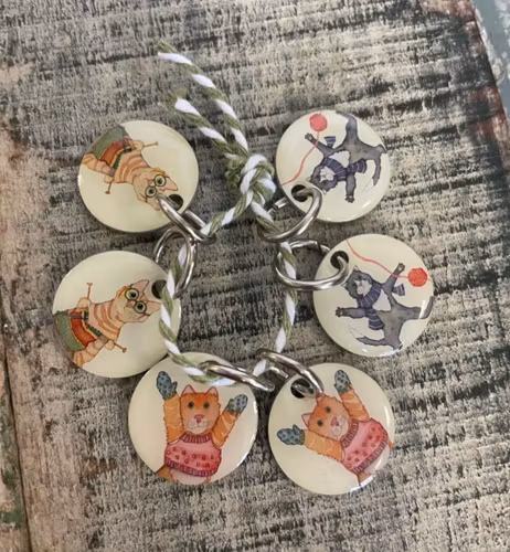 KITTENS IN MITTENS STITCH MARKERS IN A POCKET TIN (MARKÖRER+ASK)