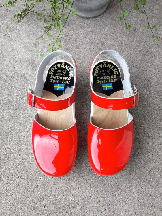 Cornelia , i röd lack