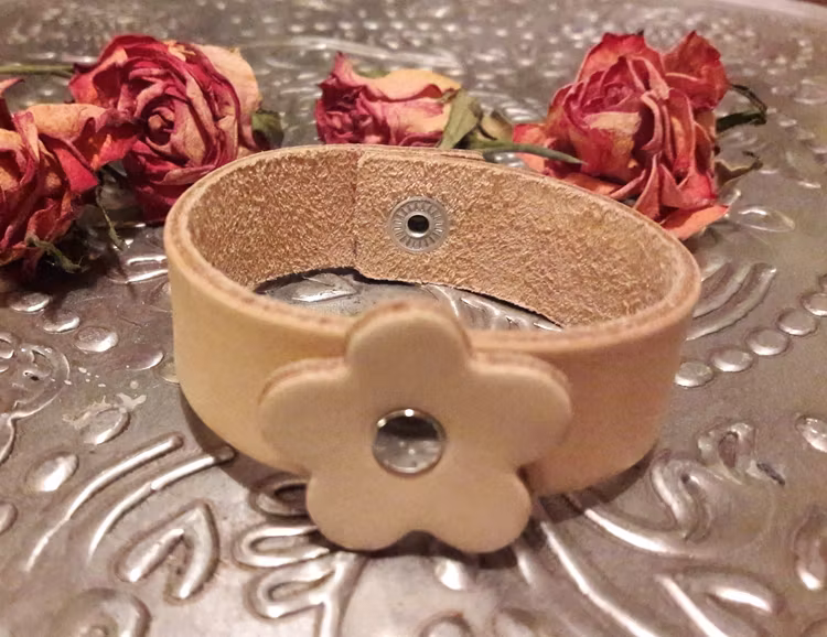 Läderarmband med blomma