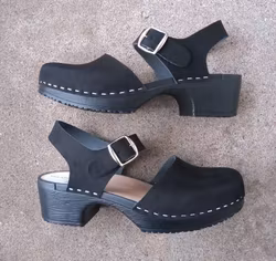 Cornelia sandal i svart "nubuck"