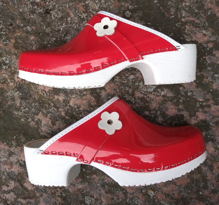 Kardemumma clogs, Ulla, röd lack med vit blomma.