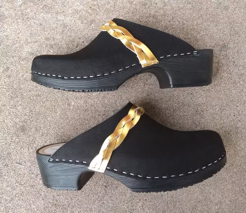 Ally , mjuktoffel, svart nubuck med guldfläta