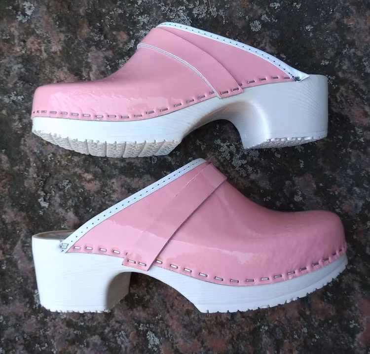 Ulla mjuktoffel, rosa lack med rem