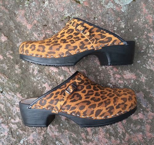 Ruth mjuk leopard med spänne