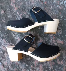 Britta högklackad i svart nubuck