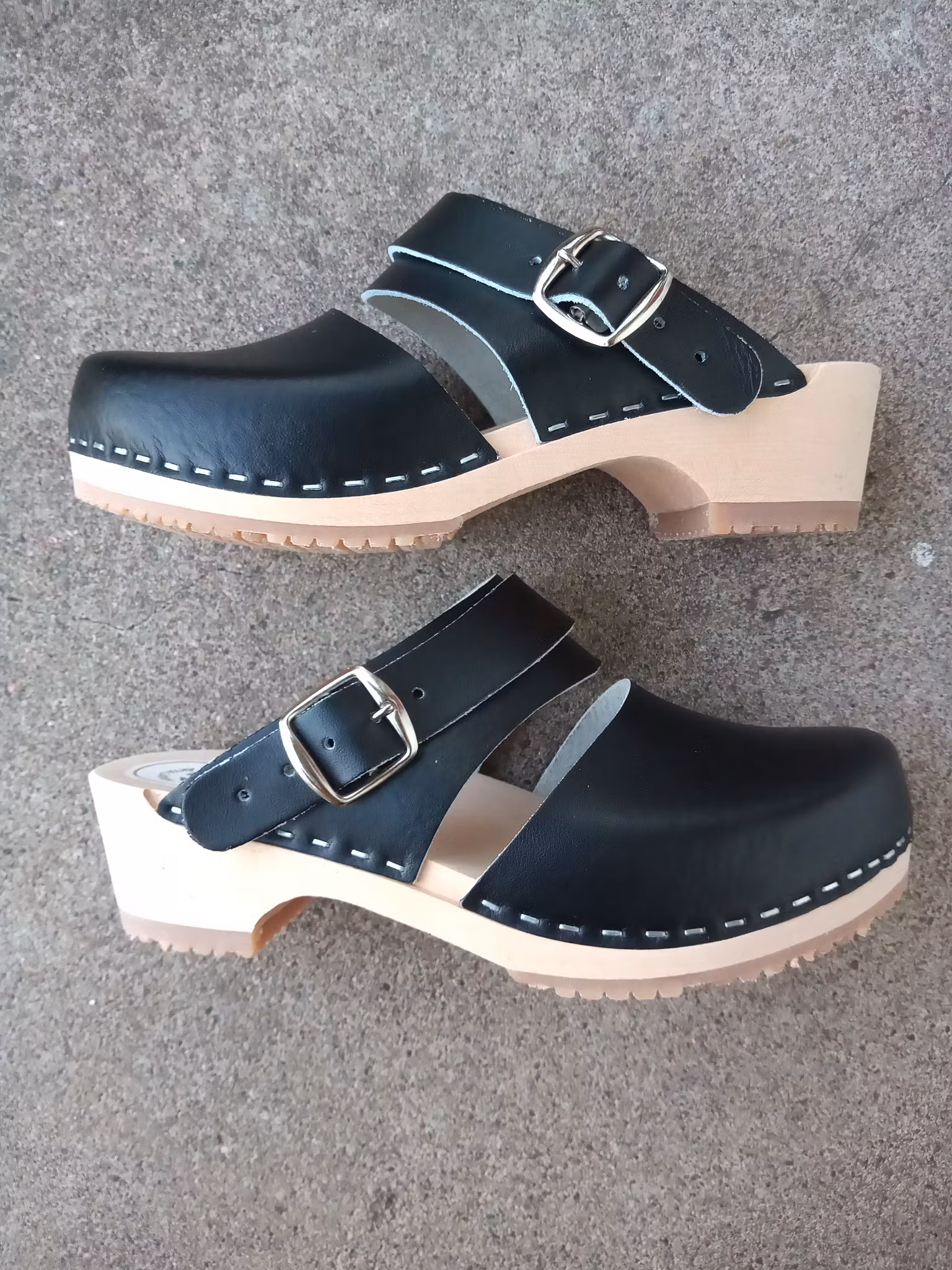 Ellen Sandal Trä svart med bakrem.