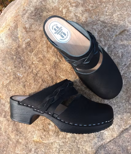 Kardemumma clogs, Ellen mjuk botten i svart "nubuck" med fläta