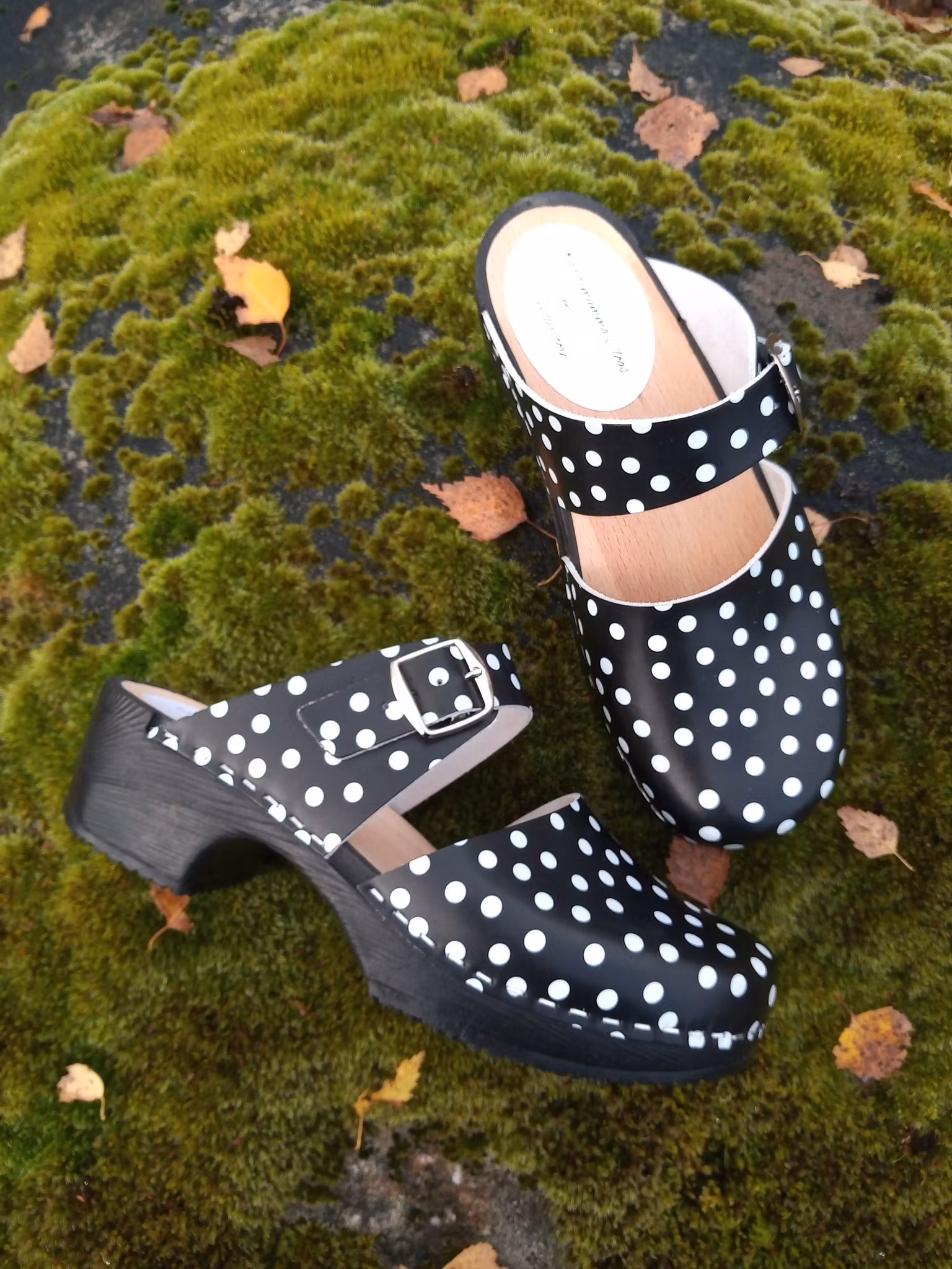 Kardemumma clogs, Britta mjuktofflel i svartprickigt läder. Fotriktig och skön att gå i.