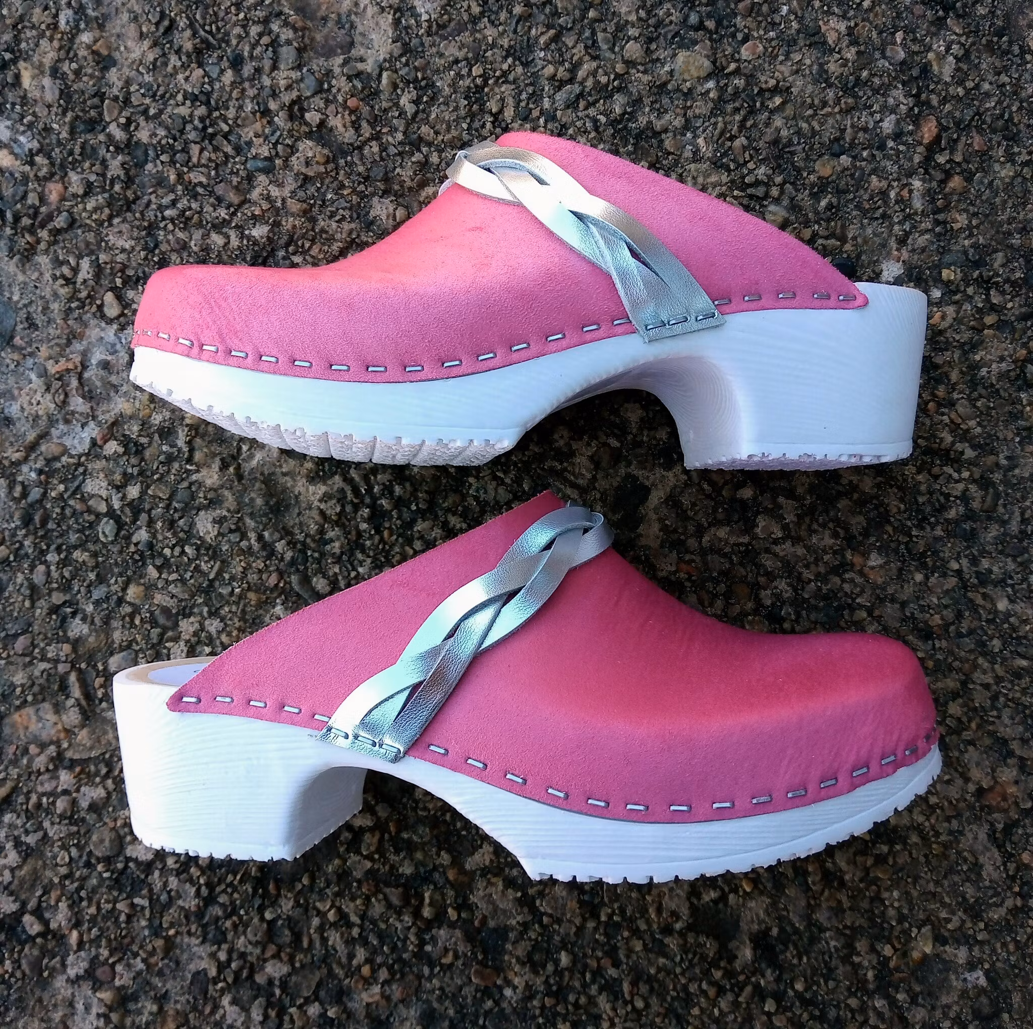 Ally mjuk rosa nubucklik, läder med silverfläta