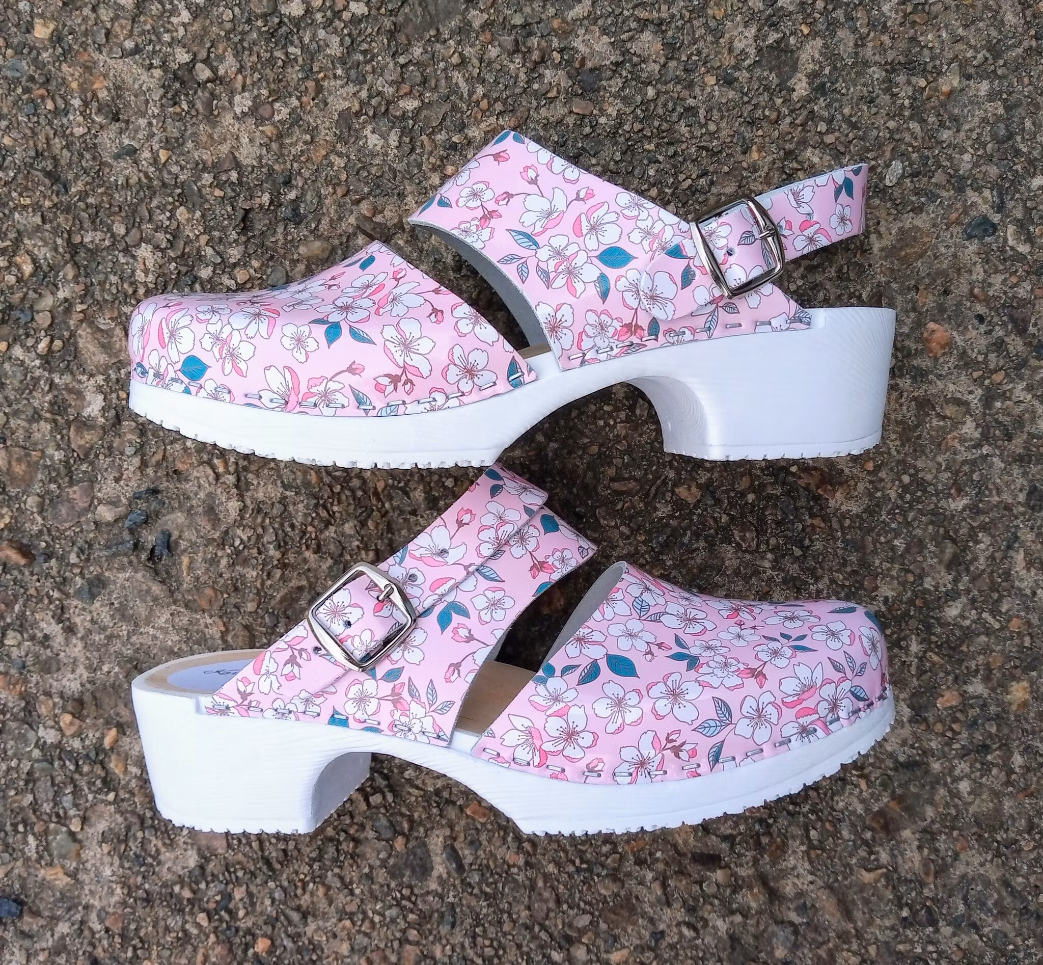 Ellen, mjuktoffel i blommigt rosa läder, med bakrem
