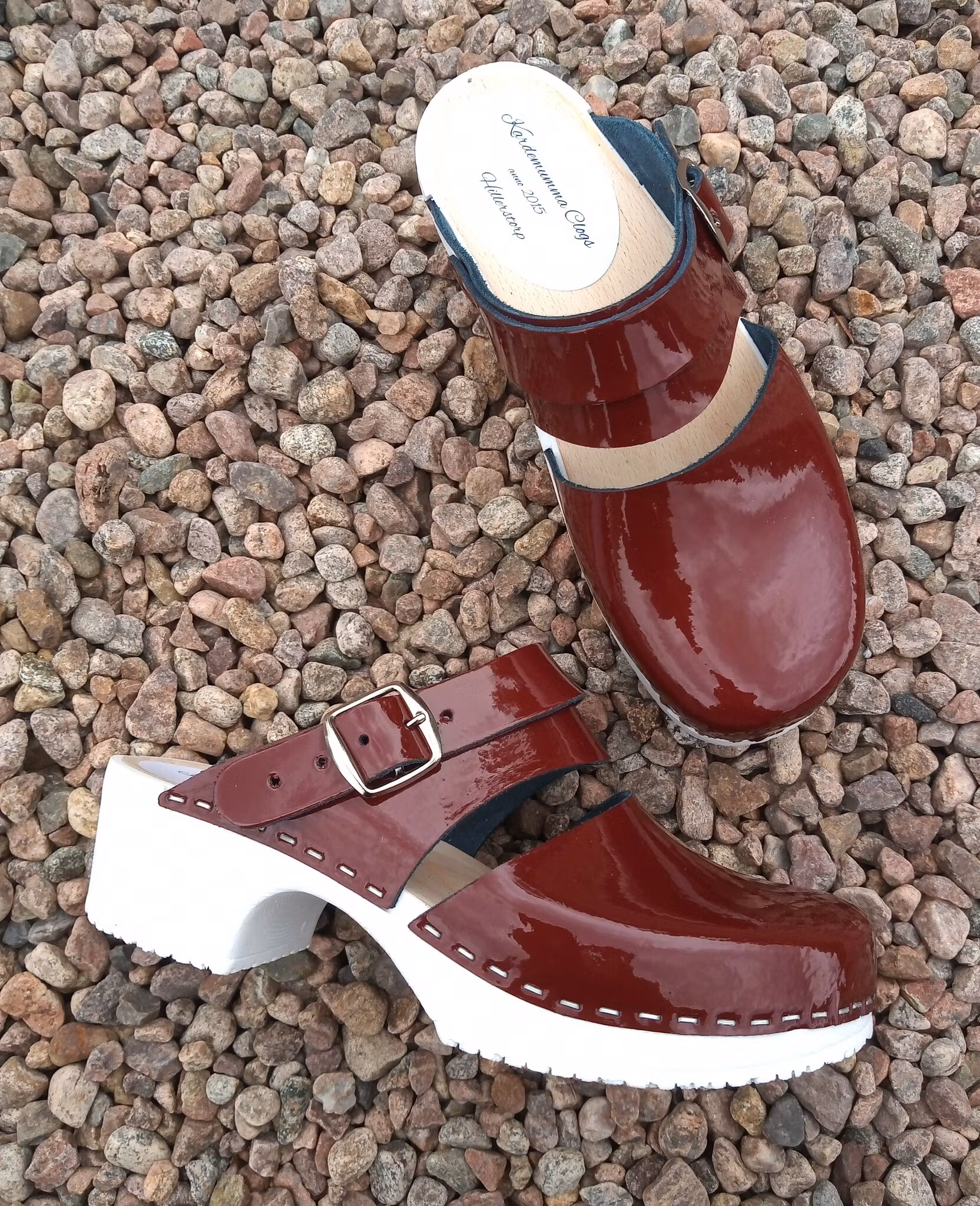 Ellen mjuktoffel, vit botten och läder i vinröd lack med bakrem.