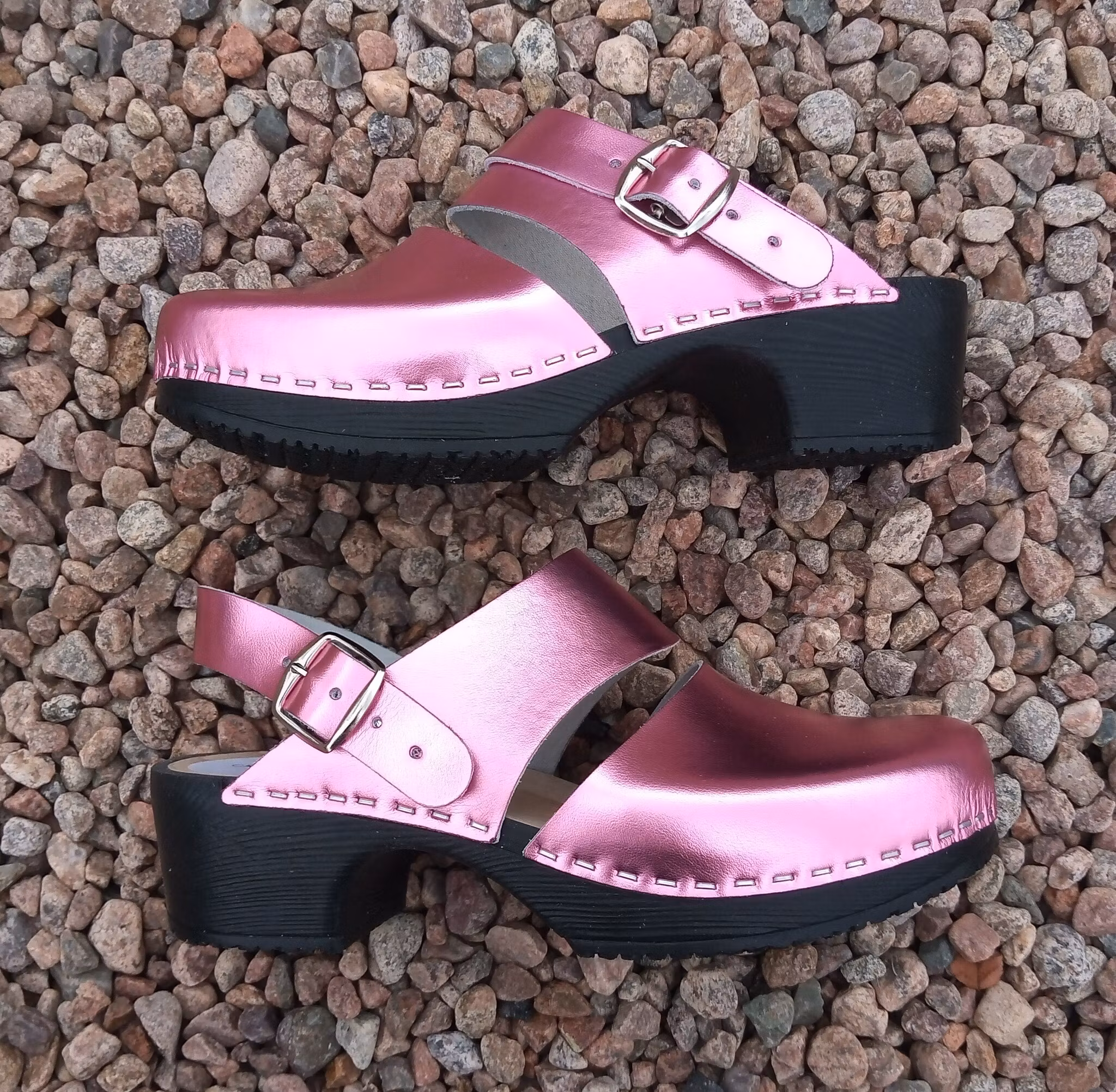 Ellen mjuktoffel, svart botten och läder i rosa metallic, bakrem