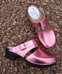 Ellen mjuktoffel, svart botten och läder i rosa metallic, bakrem