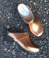 Ulla mjuk svart botten, läder i brons metallic, vristrem