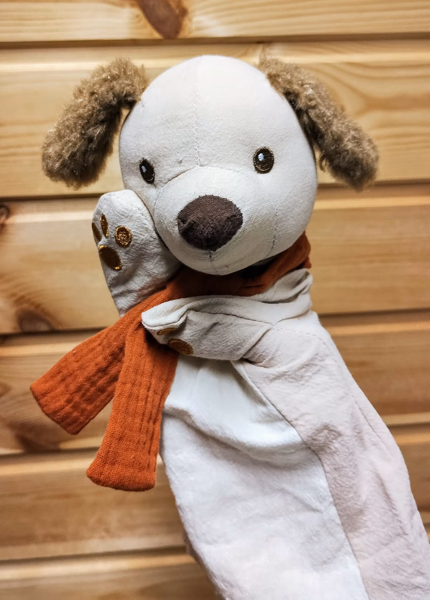 Handdocka i tyg, föreställande en hund.