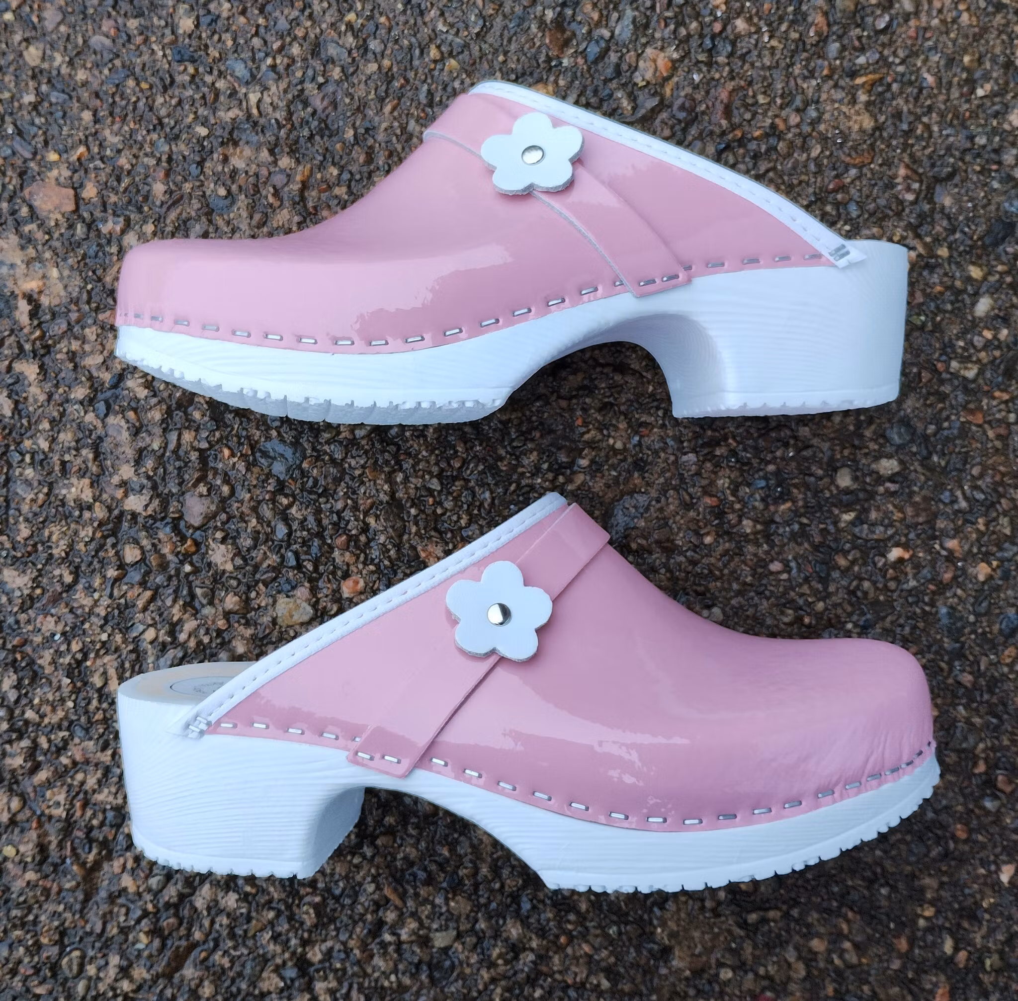 Ulla, mjuk botten i rosa lack med rem och blomma