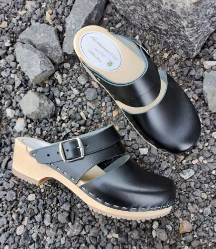 Ellen Sandal Trä svart med bakrem.