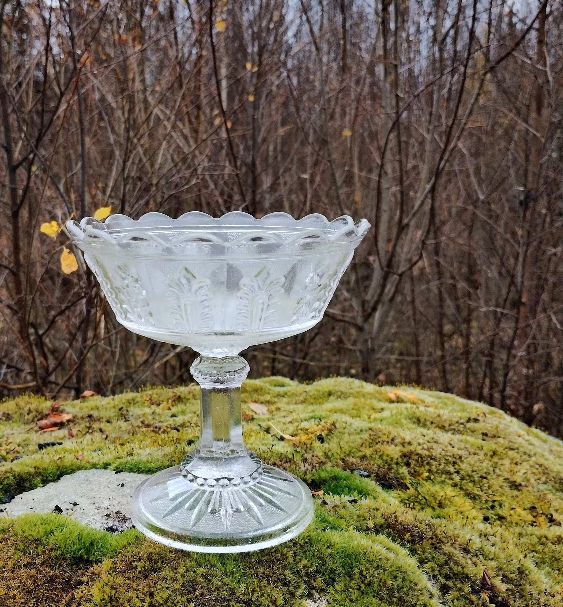 Vintage retro karamellskål i pressat glas. 13×13 cm