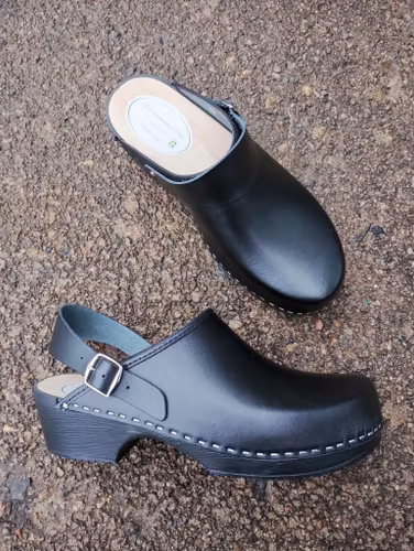 Mjuk Svart Smedtoffel med Bakrem