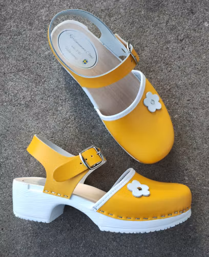 Cornelia, vit mjuk botten, gult läder, samt  blomma