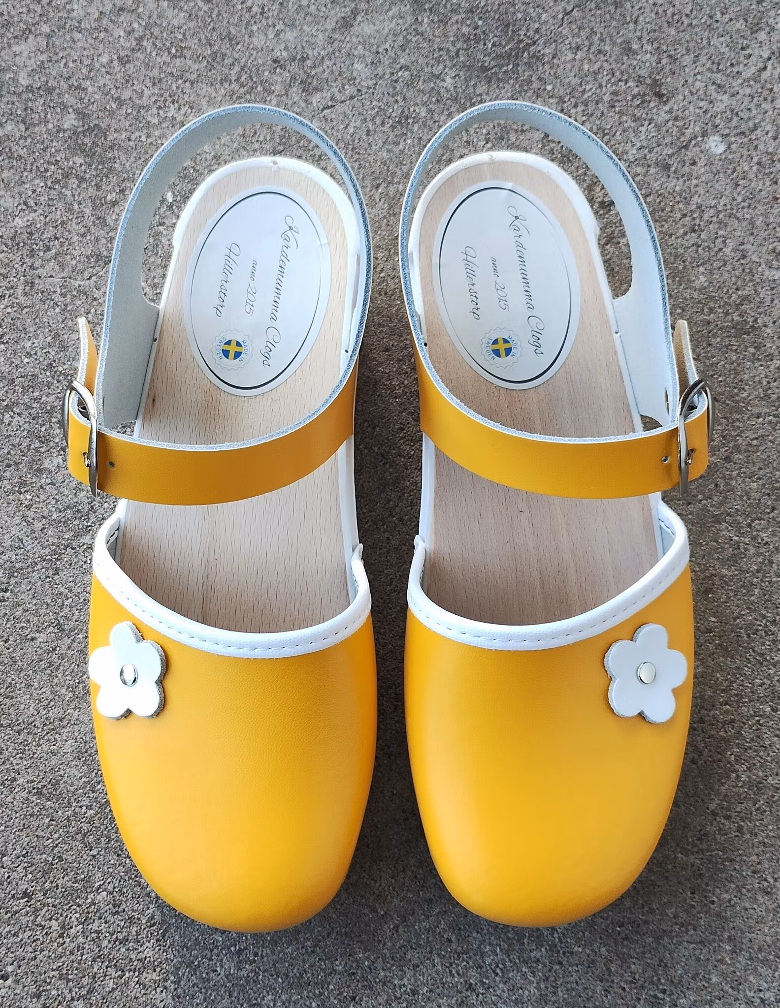 Cornelia, vit mjuk botten, gult läder, samt  blomma