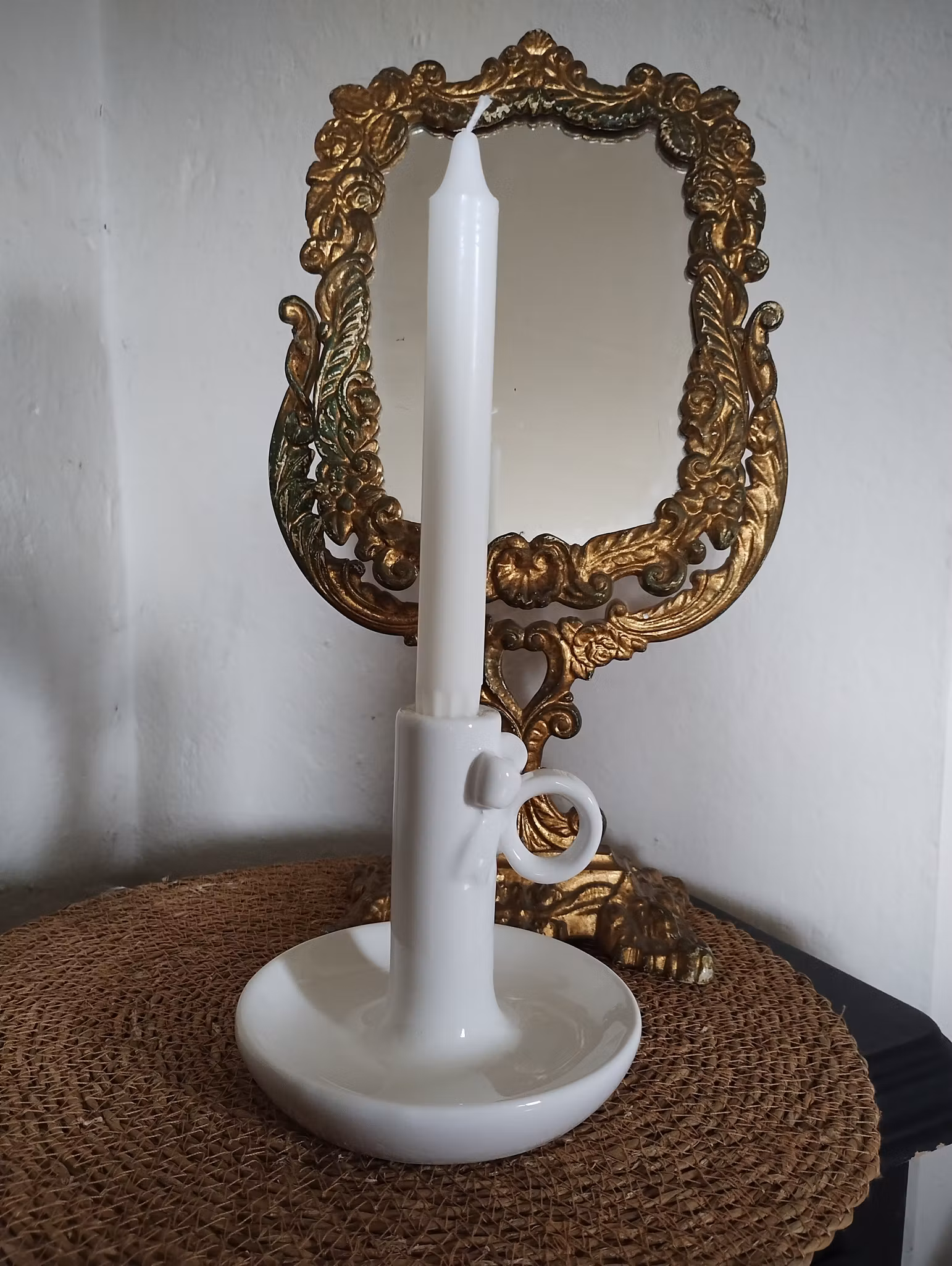 Ljusstake i keramik med söt rosett.