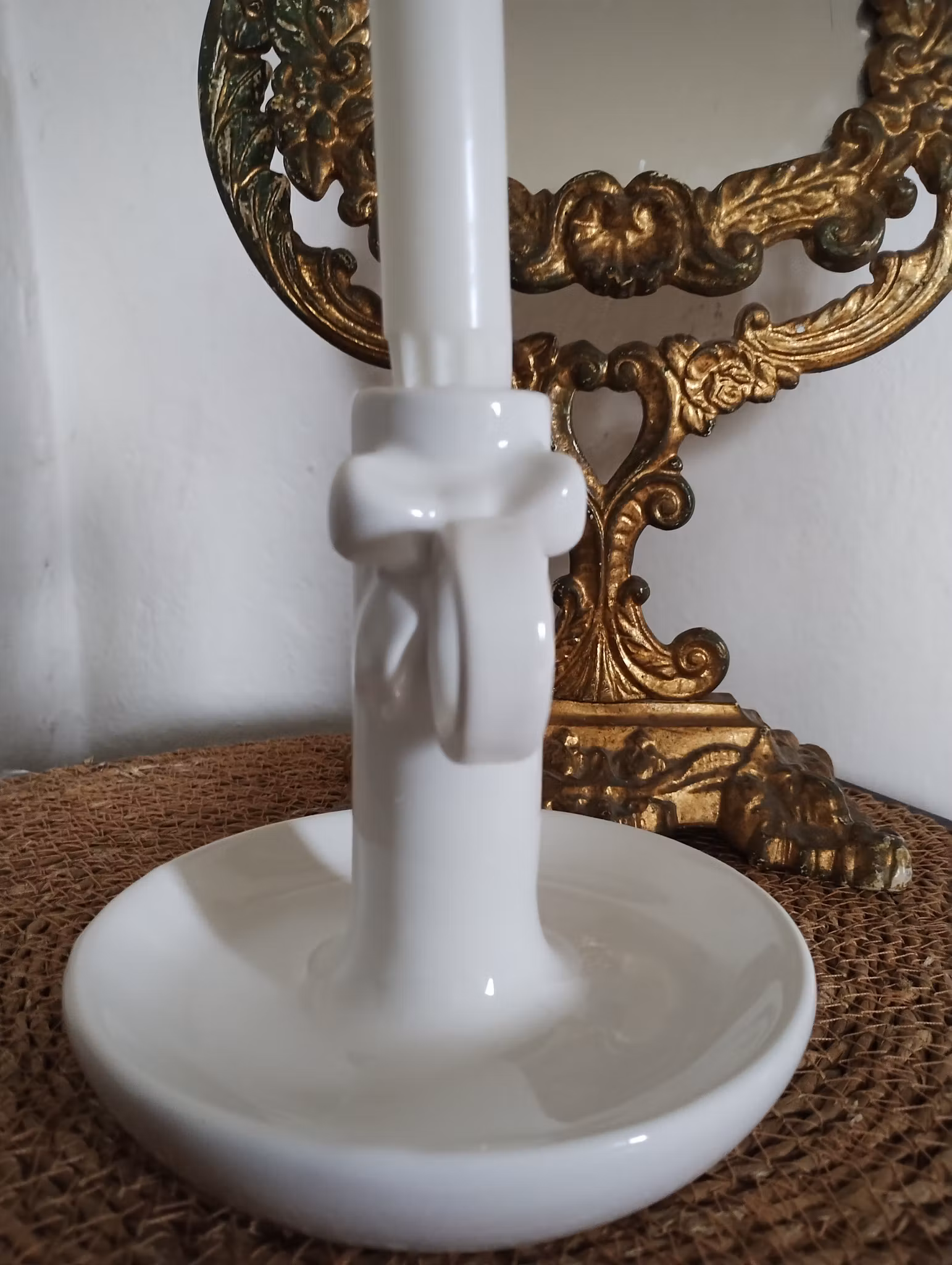 Ljusstake i keramik med söt rosett.