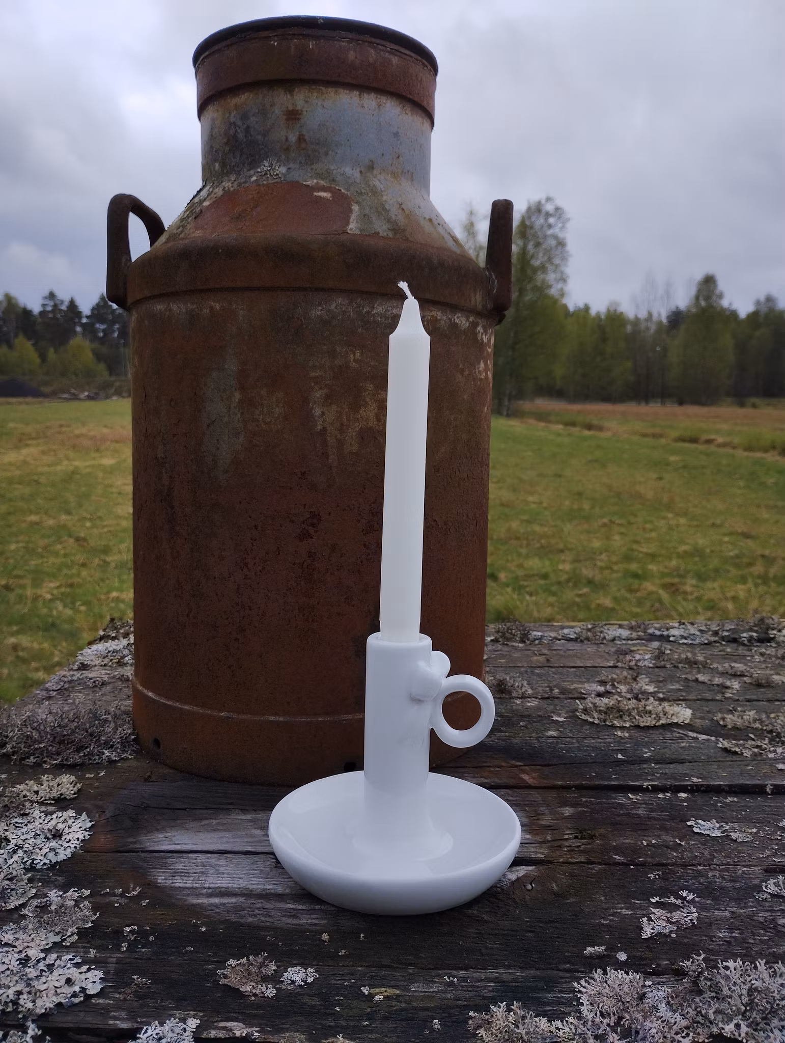 Ljusstake i keramik med söt rosett.