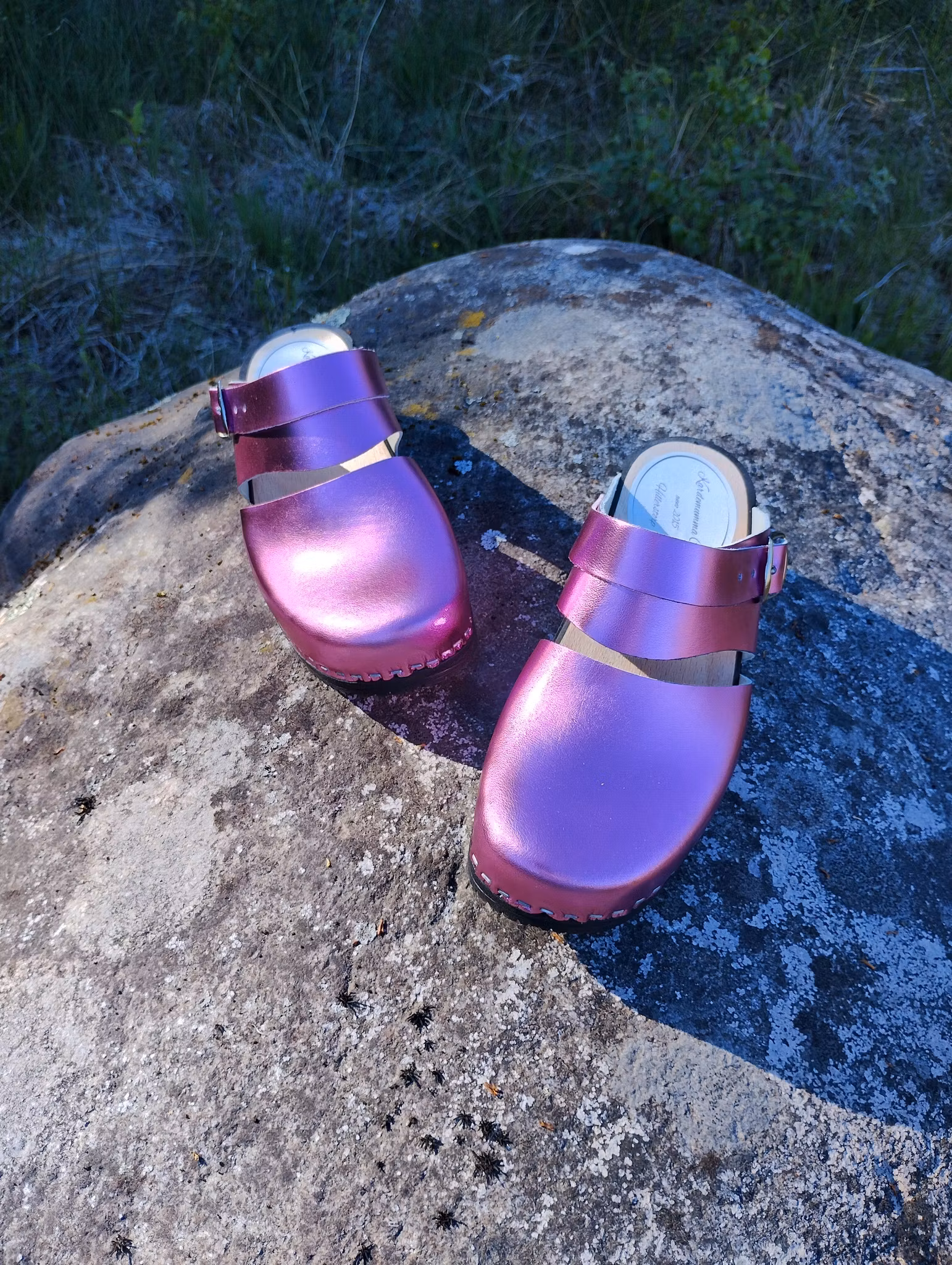 Ellen mjuktoffel, svart botten och läder i rosa metallic, bakrem