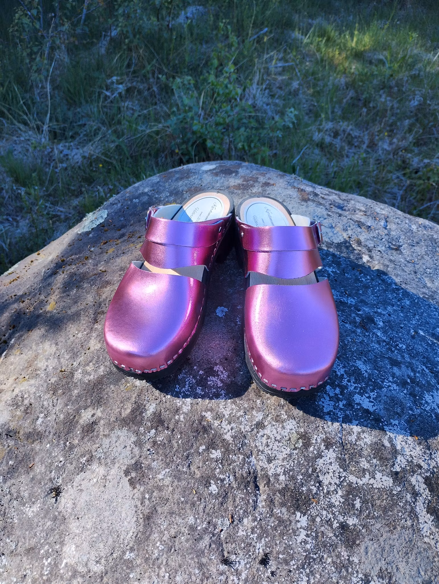 Ellen mjuktoffel, svart botten och läder i rosa metallic, bakrem