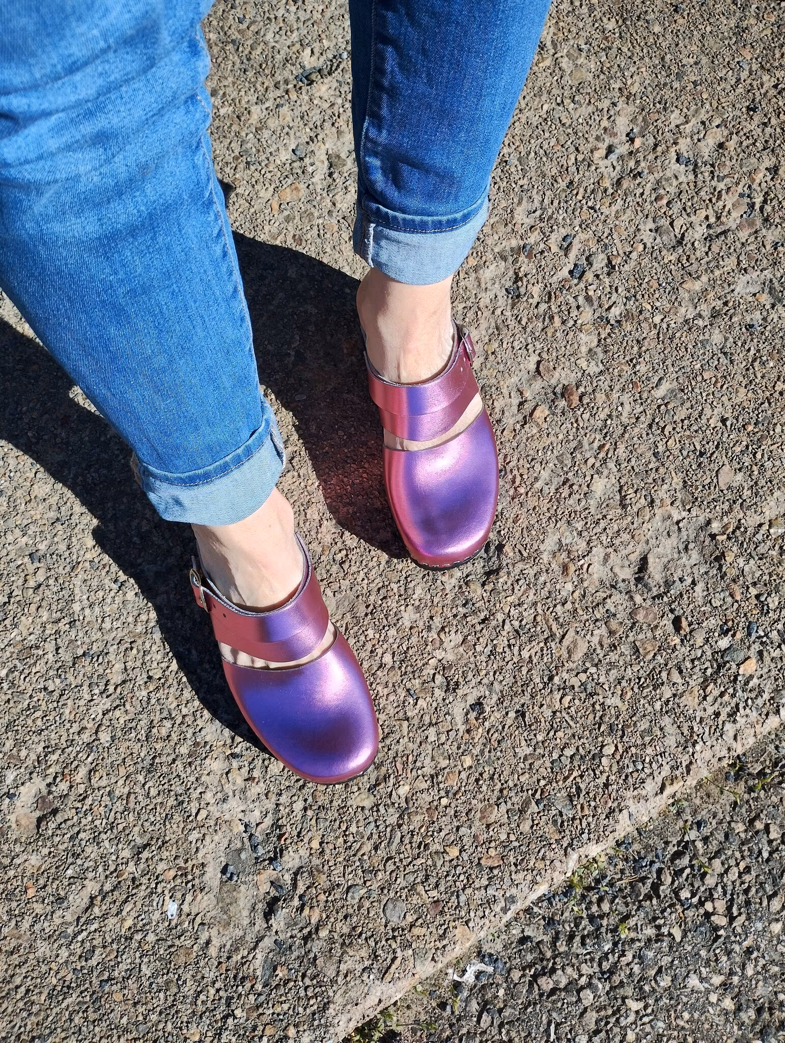 Ellen mjuktoffel, svart botten och läder i rosa metallic, bakrem