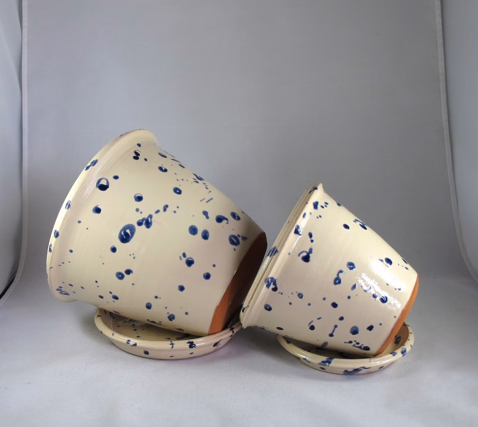 Blomkruka med blå stänk