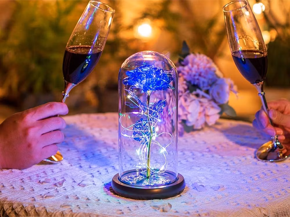 Evig ros i glasgåva som lyser blått- present