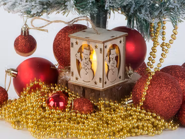 Trähängande lykta för julgranssnögubbe