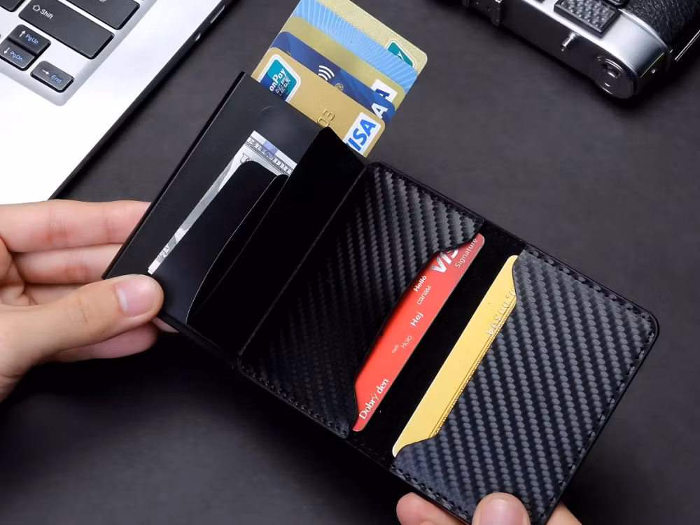 Miesten RFID-varkaudenestoinen lompakko, musta, korteille ja seteleille, ekonahka