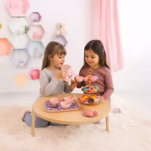 Teservis för flickor i resväska med kakor och koppar