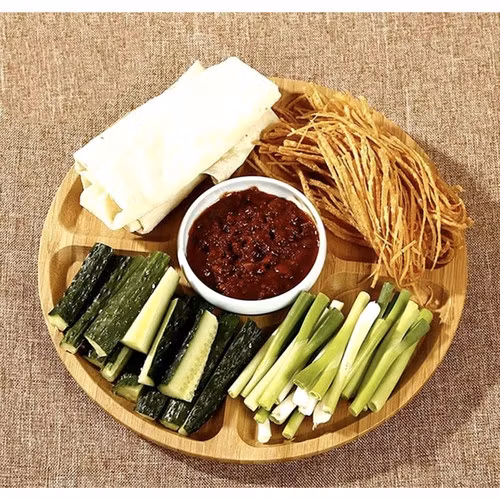 Roterande serveringsbräda i bambu – perfekt för ost & snacks