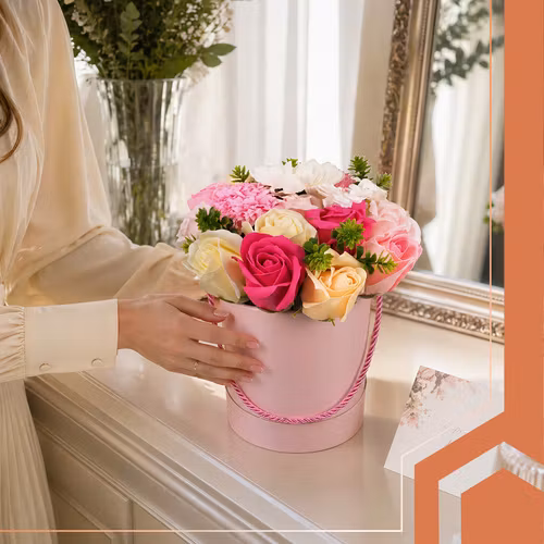 Flower Box med Rosor – Elegant Blomsterdekoration i Presentbox