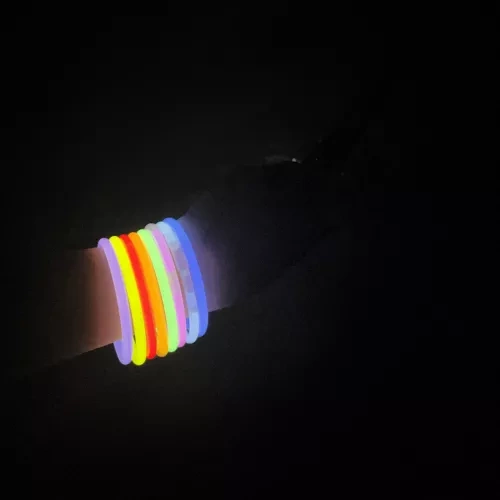 Glowsticks 100-pack – fluorescerande armband i 8 färger