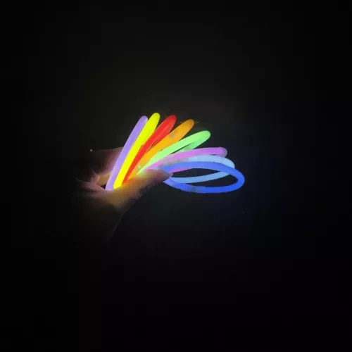 Glowsticks 100-pack – fluorescerande armband i 8 färger