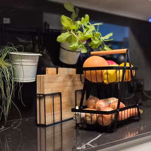 Frukt- och grönsakskorg 2 våningar – svart metall med trähandtag