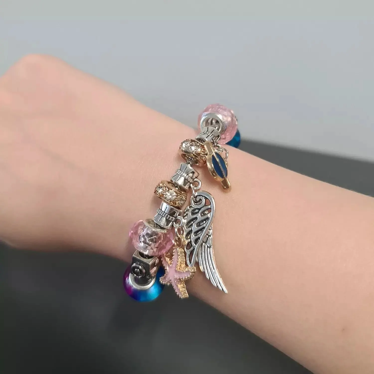 Smyckeskit för barn 107 delar – armband, halsband och hängsmycken
