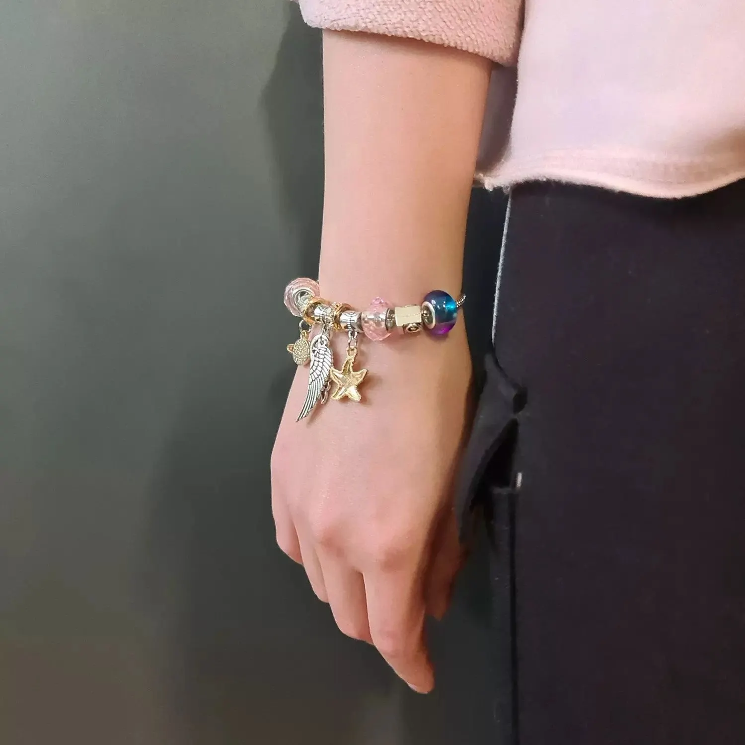 Smyckeskit för barn 107 delar – armband, halsband och hängsmycken
