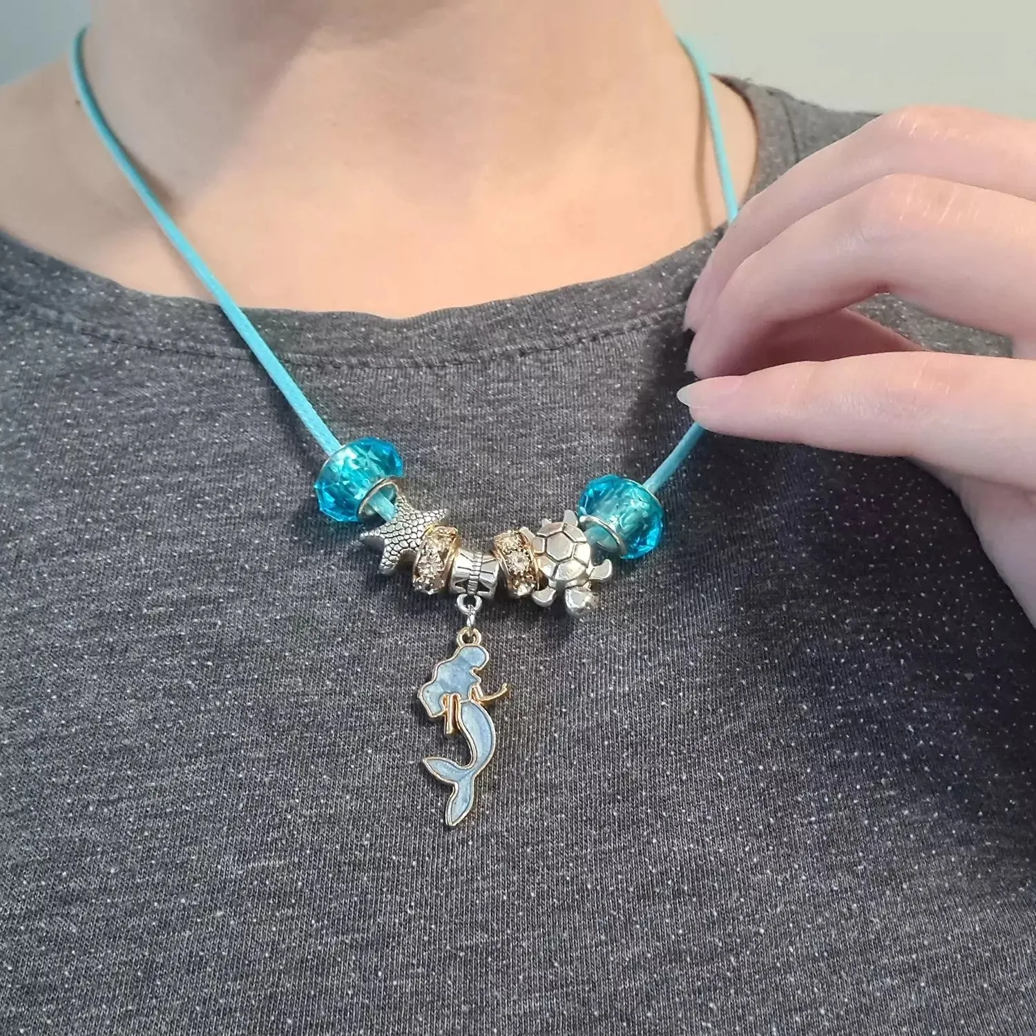 Smyckeskit för barn 107 delar – armband, halsband och hängsmycken